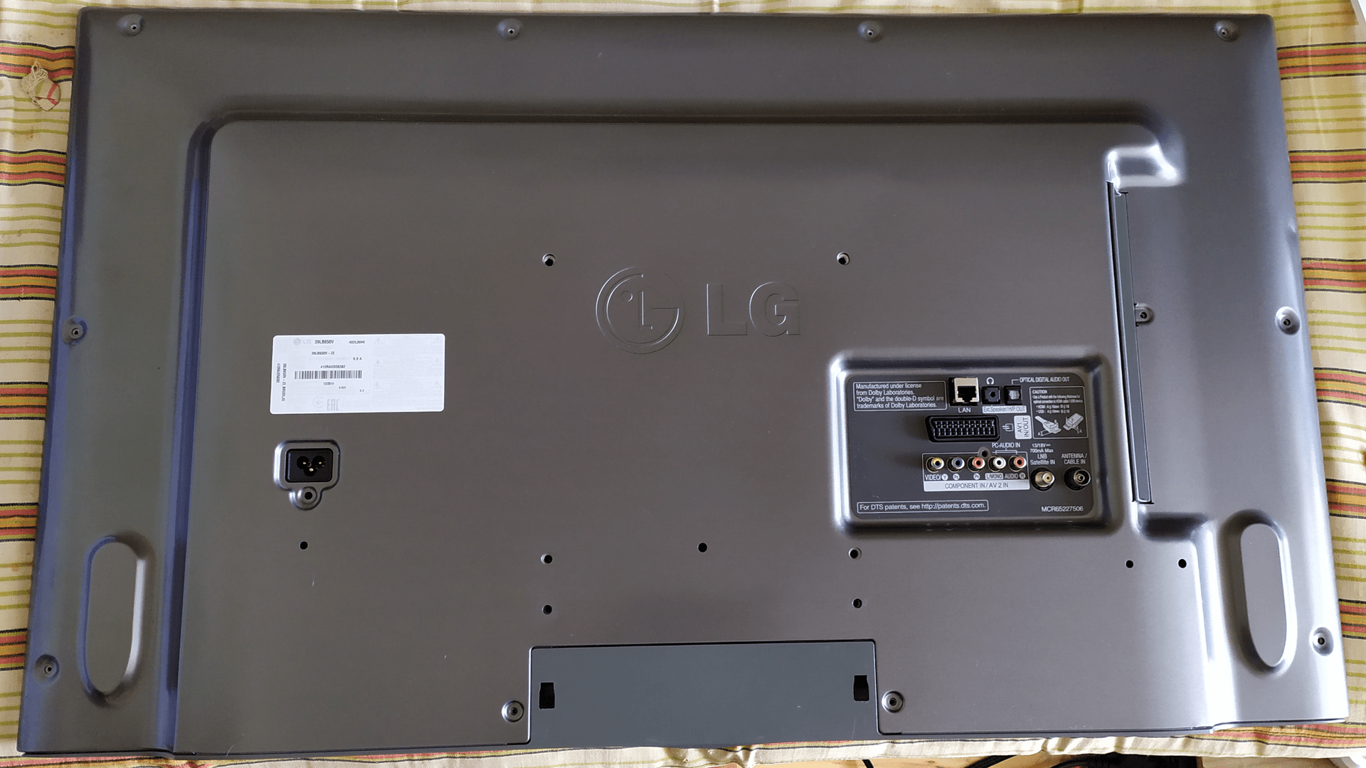 ЖК-телевизор LG 39LB650V. Вид с тыльной стороны.