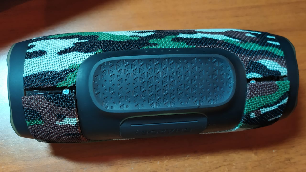 Разборка JBL Charge 3 - отщёлкивание защёлок защитной решётки