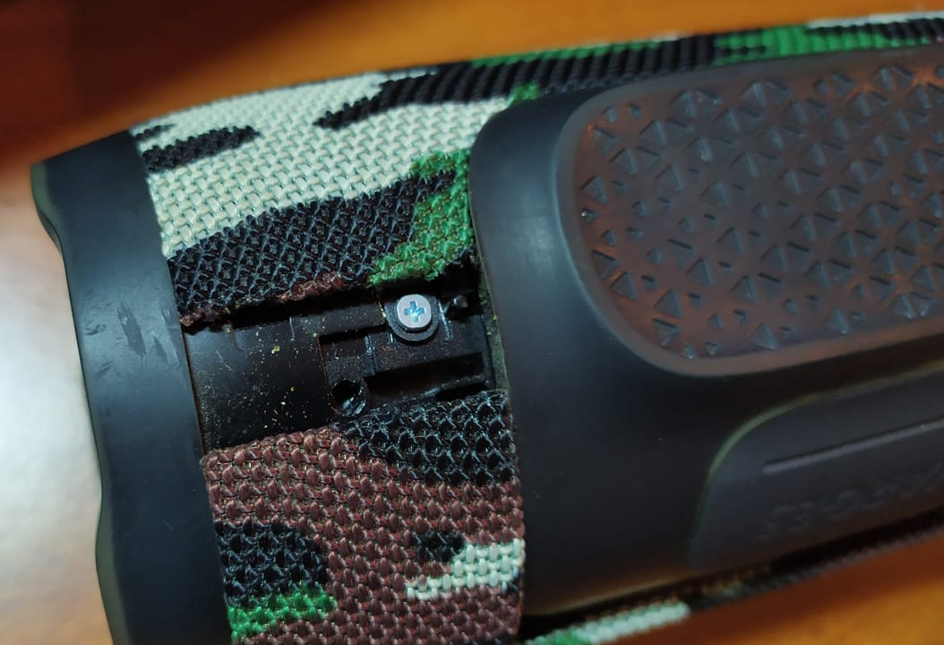 Крепление защитной решётки к корпусу колонки JBL Charge 3