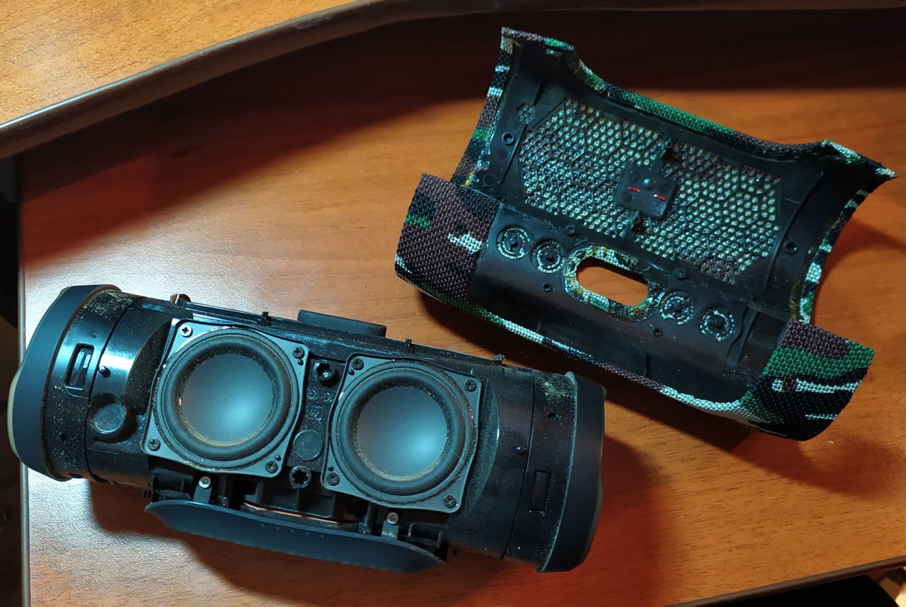 Колонка JBL Charge 3 и снятая защитная тканевая решётка