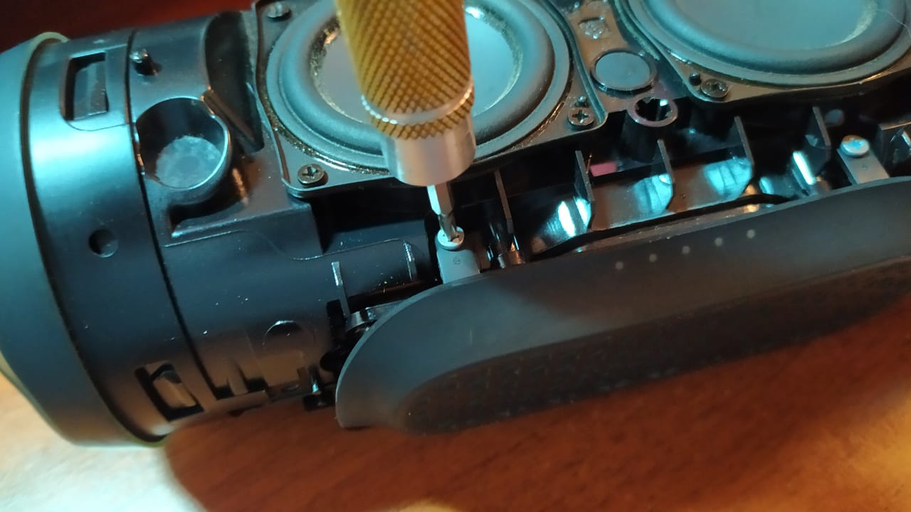 Выкручивание шурупа крепления нижней крышки JBL Charge 3