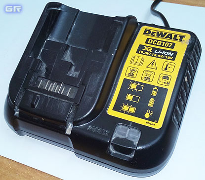 Зарядное устройство DeWALT DCB-107