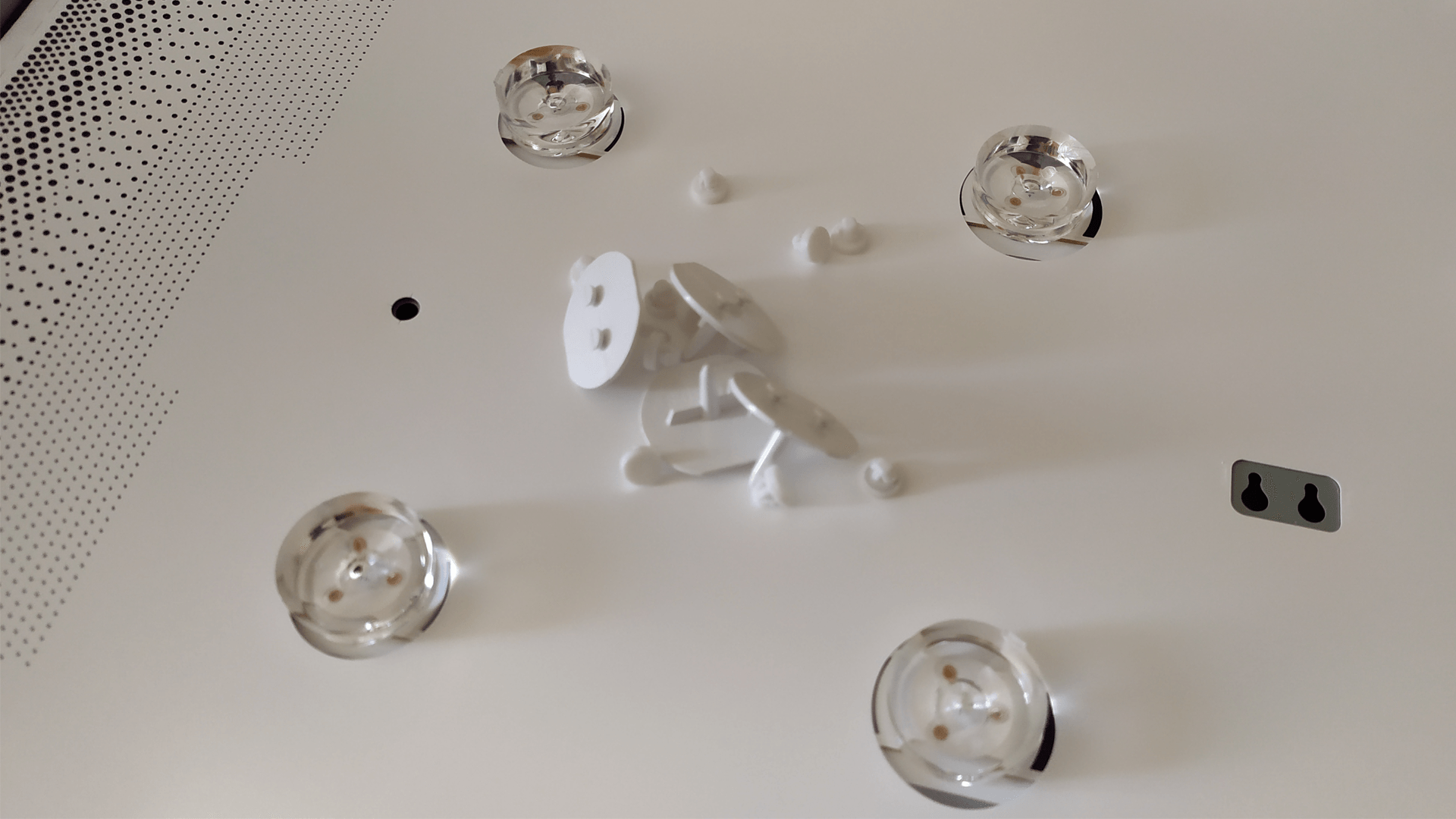 Пластиковые фиксаторы отражателя LED-подсветки.