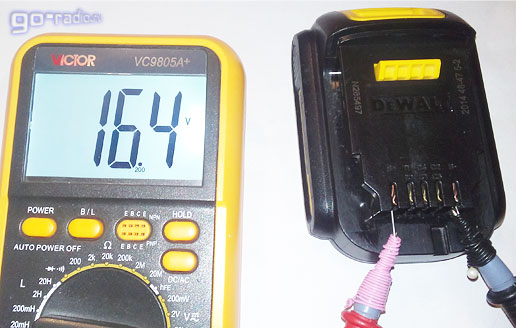 Полностью заряженный Li-ion аккумулятор от шуруповёрта DeWALT