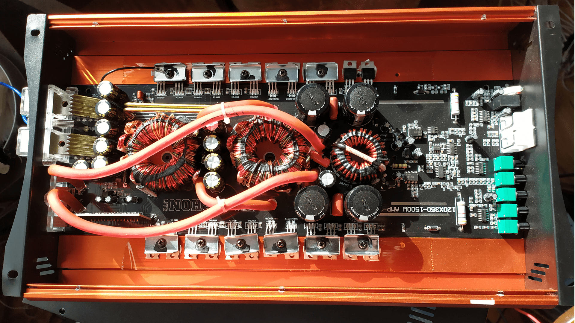Усилитель DL Audio Gryphon Lite 1.1500 со снятой крышкой.