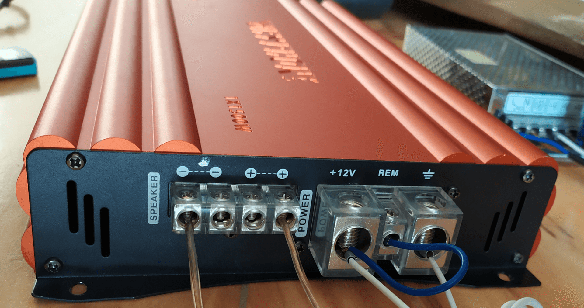 Задняя сторона корпуса усилителя Gryphon Lite 1.1500