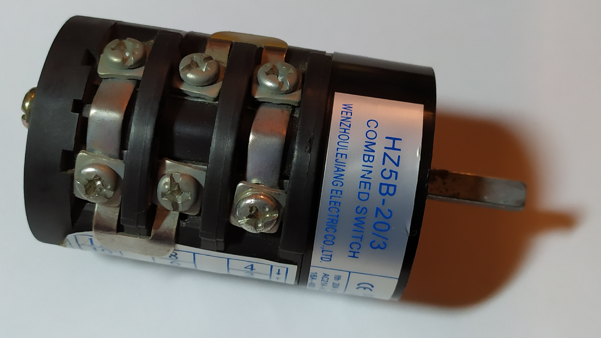 Переключатель HZ5B-20/3. Вид со стороны маркировки.