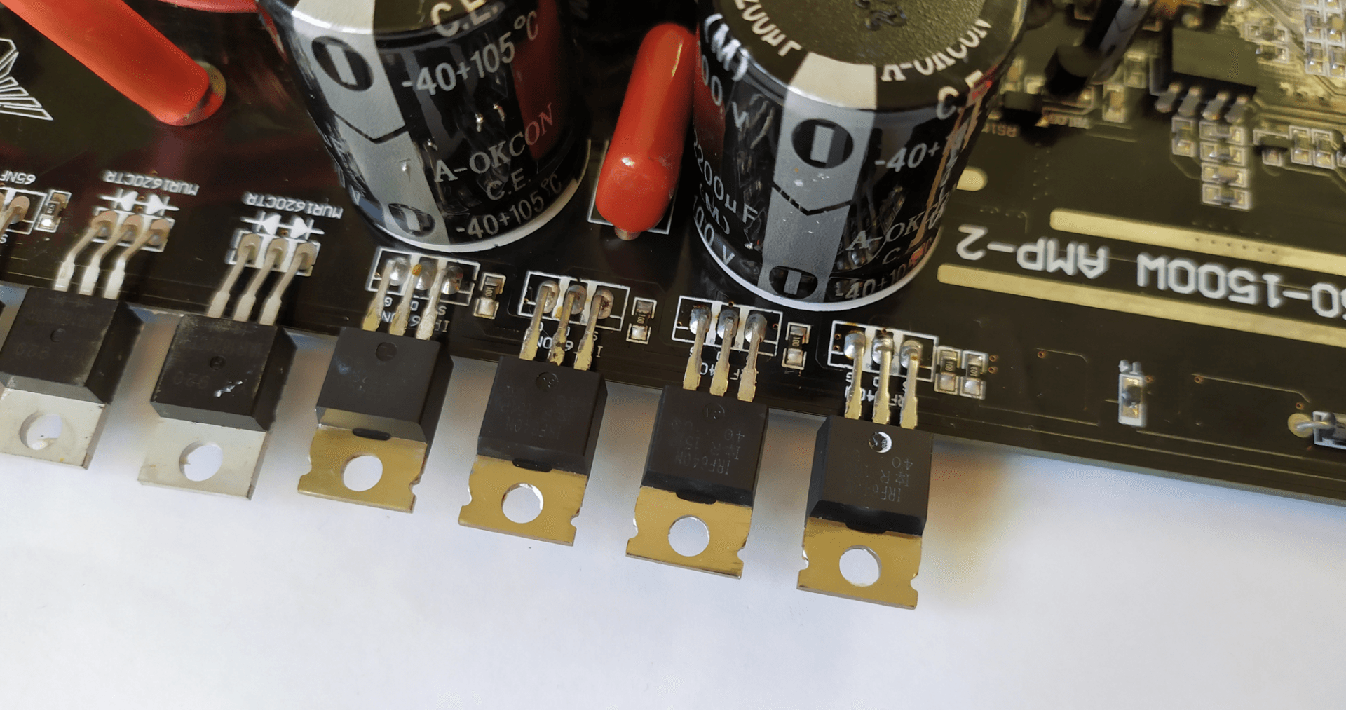 MOSFET-транзисторы IRF640N выходного каскада