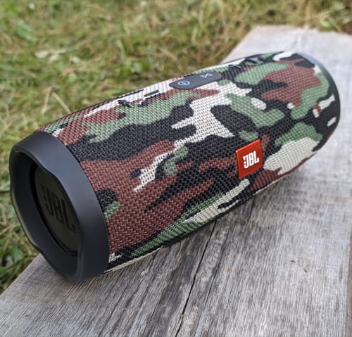 Bluetooth-колонка JBL Charge 3 версия GG0387. Вид спереди под углом