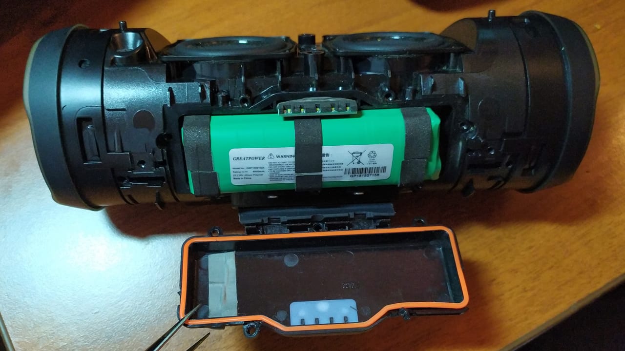 Bluetooth-колонка JBL Charge 3 со снятой крышкой отсека АКБ