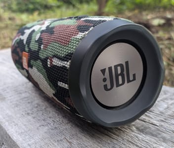 Колонка JBL Charge 3. Вид сбоку на пассивный излучатель с фирменным логотипом