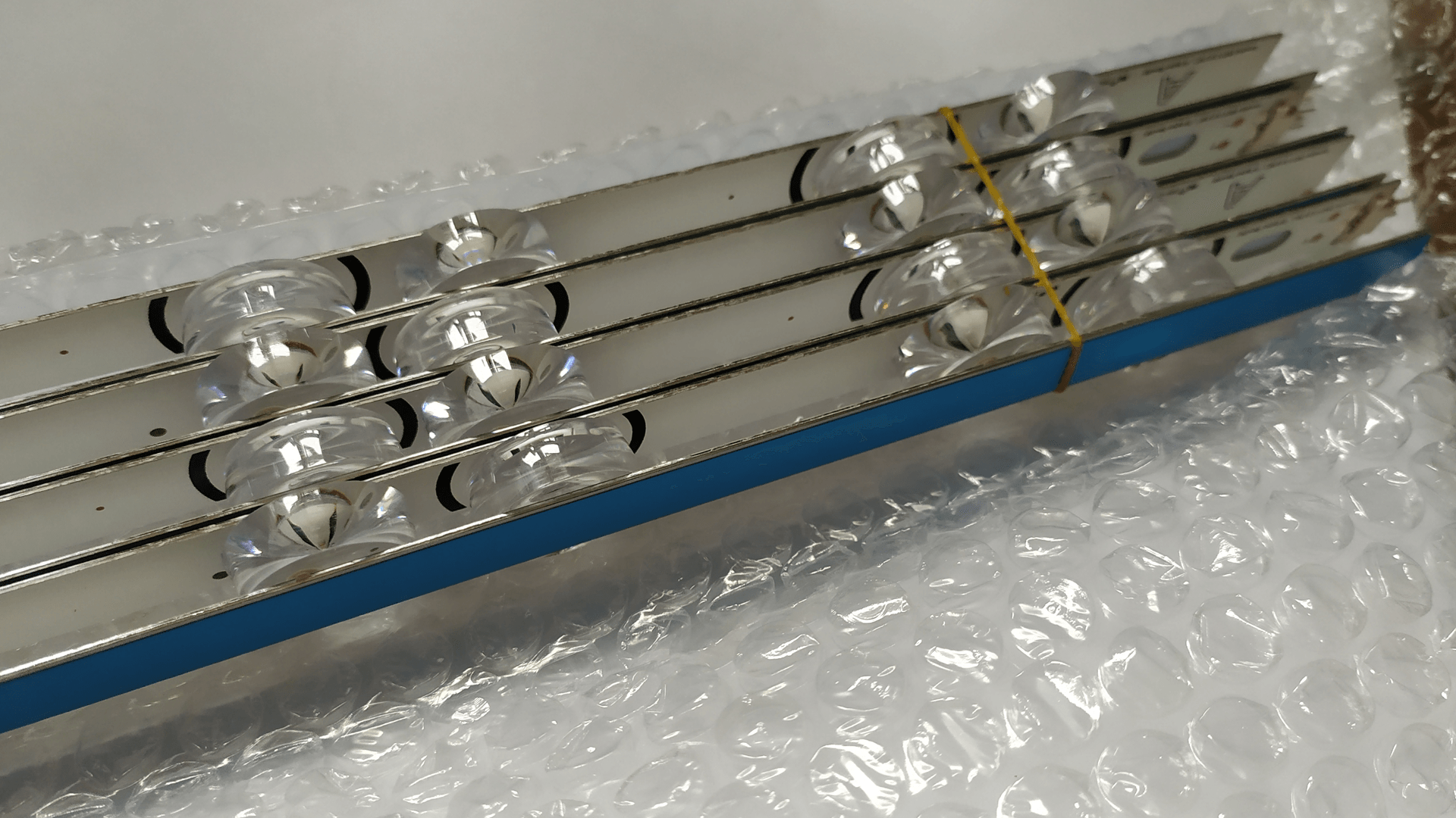 Комплект LED-подсветки (LED backlight strips).