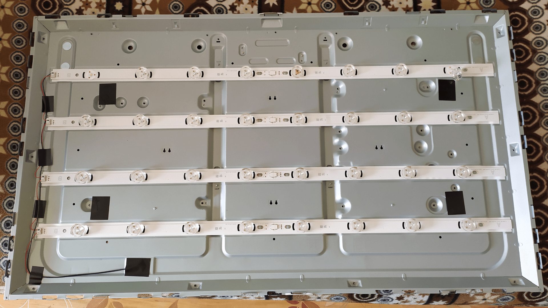 Плашки LED backlight на основании ЖК-панели.