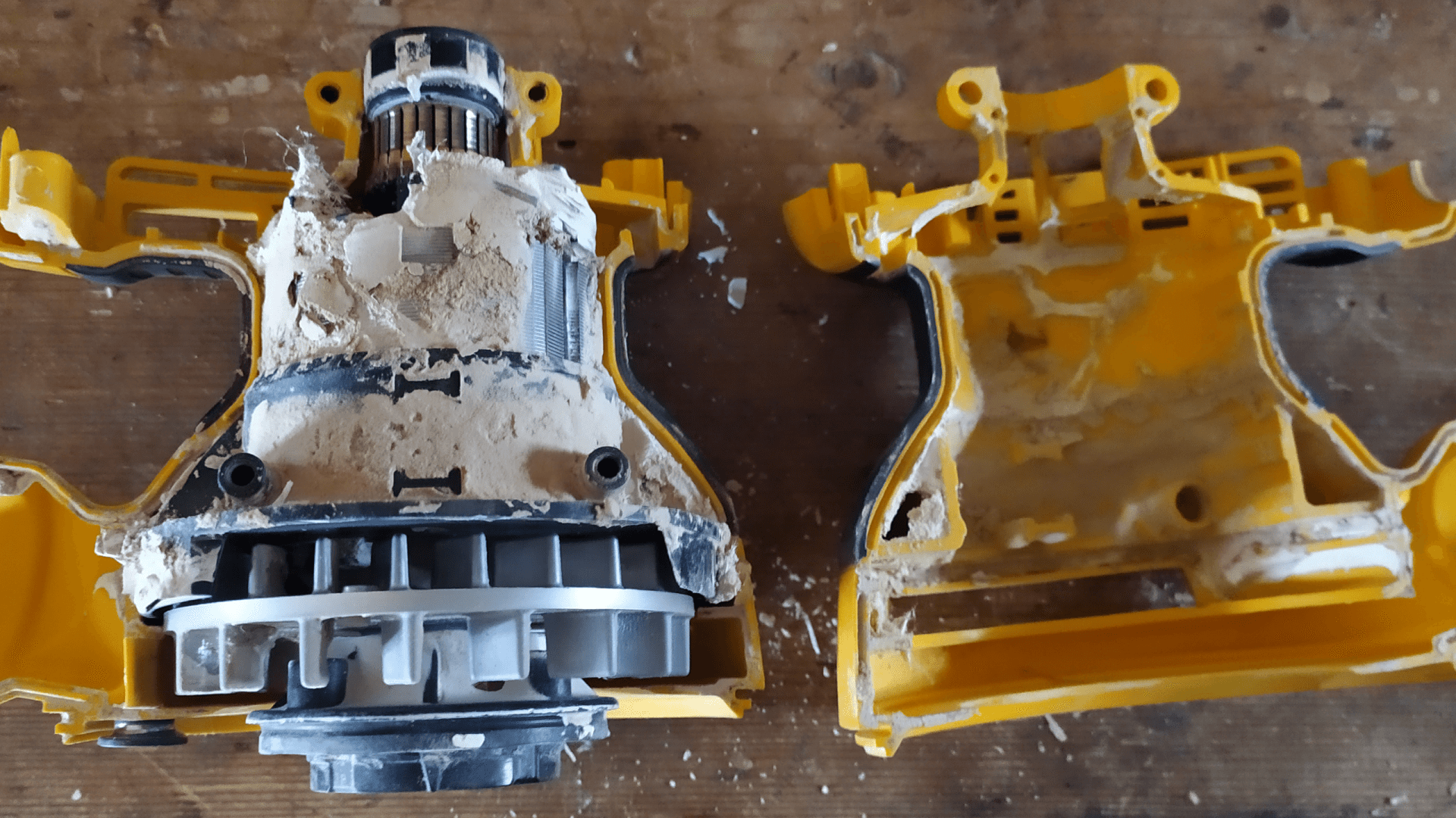Пыль внутри корпуса шлифовальной машины DeWALT DWE6423
