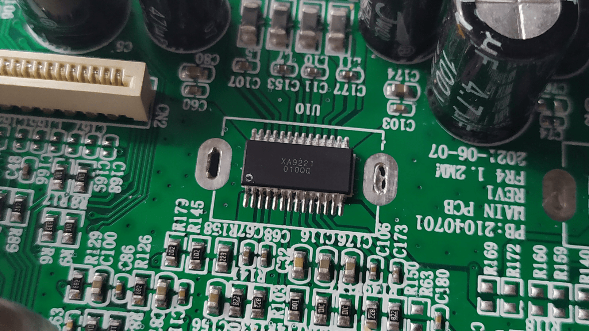Микросхема XA9221 на печатной плате. Вид сверху