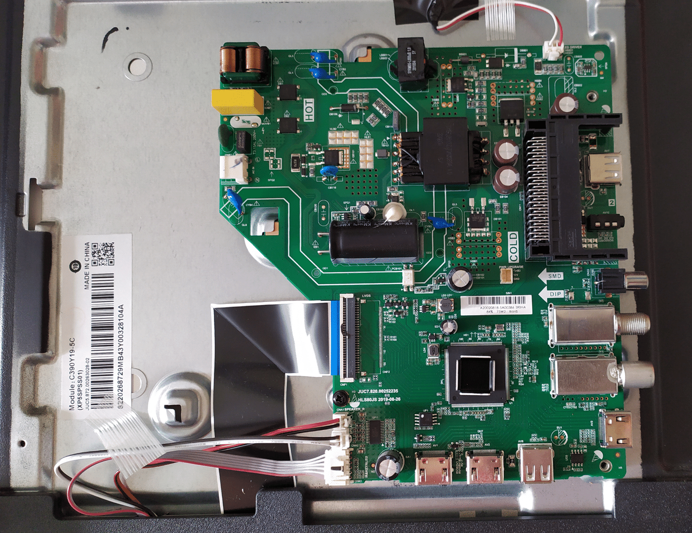 Моношасси в корпусе ЖК-телевизора DEXP H39E7000C.