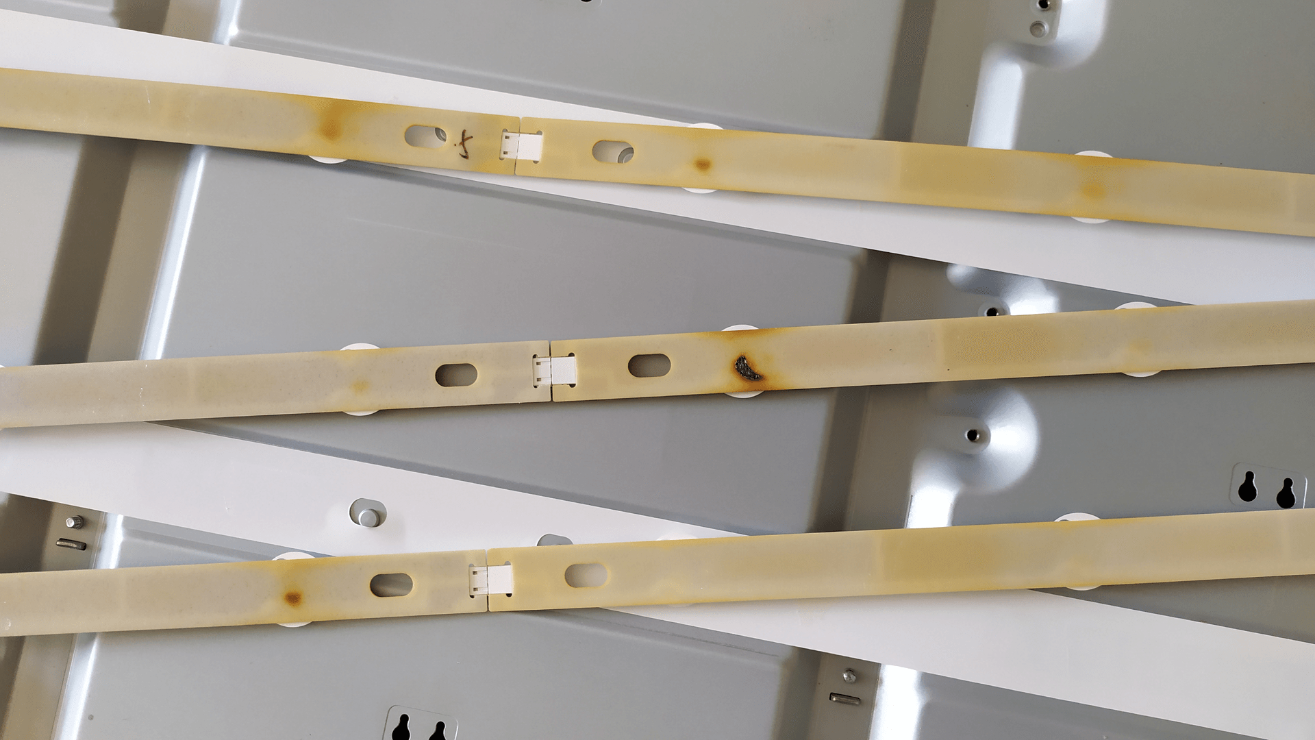 Плашки LED-подсветки со следами деградации.