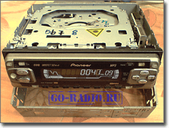Автомобильный CD/MP3-ресивер Pioneer со снятой крышкой