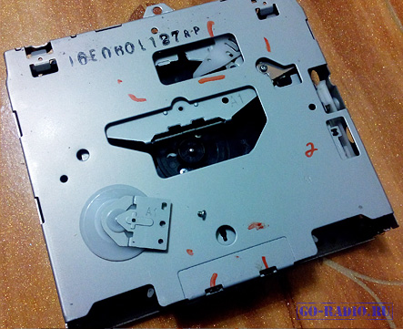 Снятый с планки CD-привода прижим CD-диска