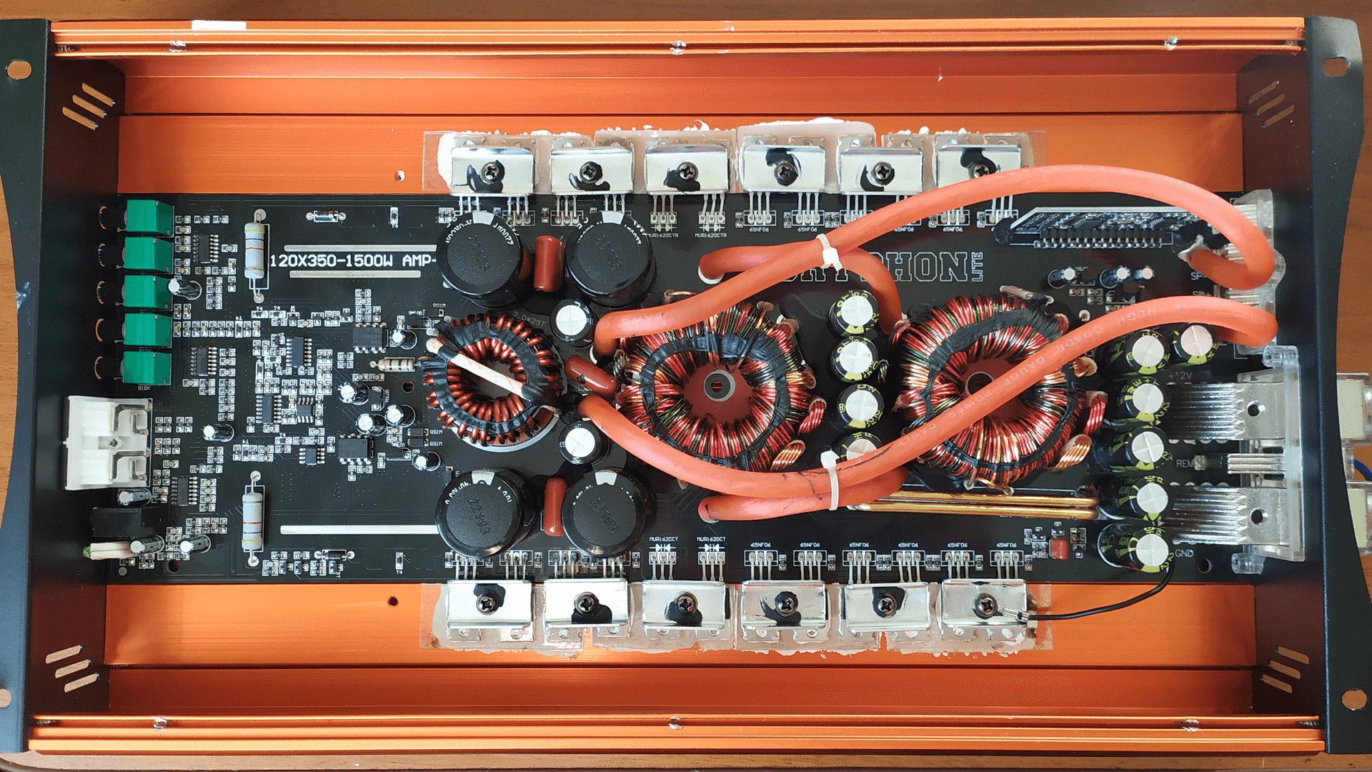 Внешний вид усилителя Gryphon Lite 1.1500 со снятой крышкой.