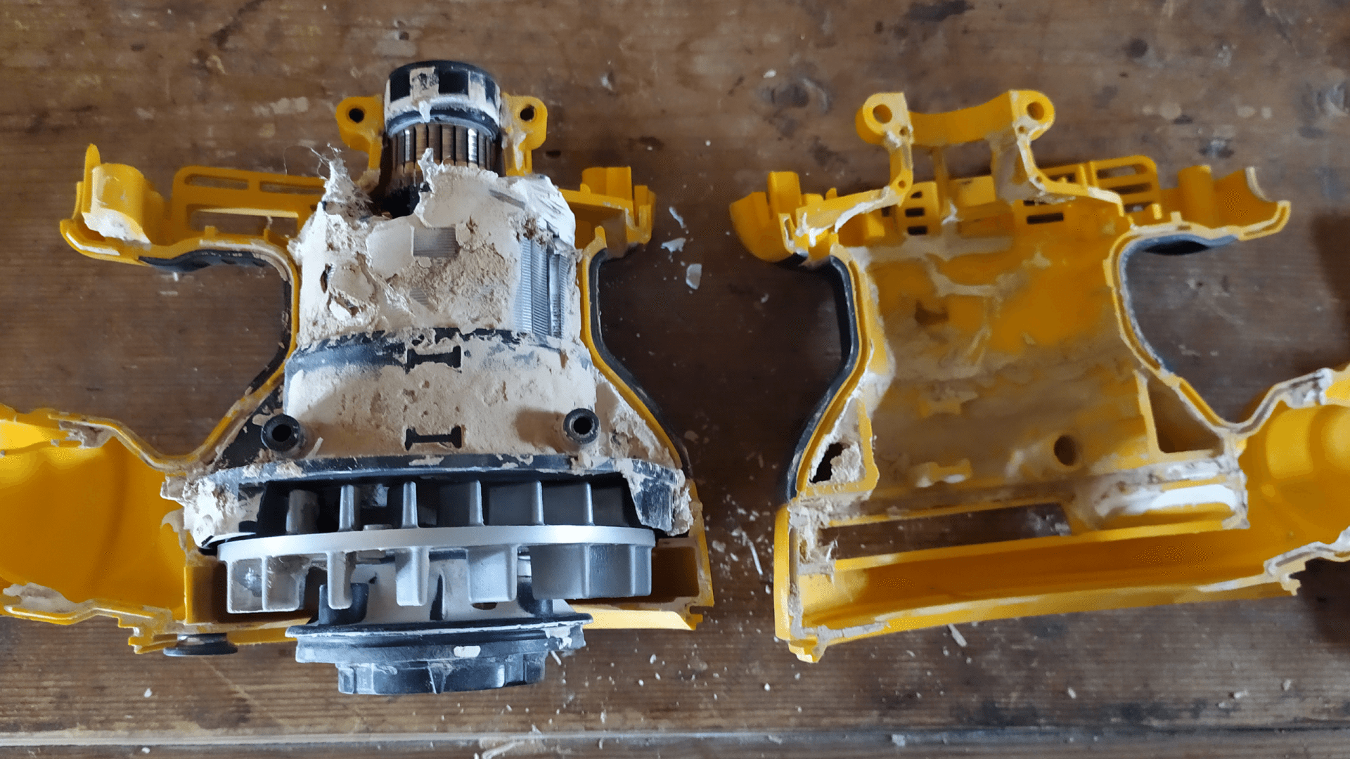 Осевшая на внутренних деталях шлифмашины DeWALT DWE6423 мелкая пыль
