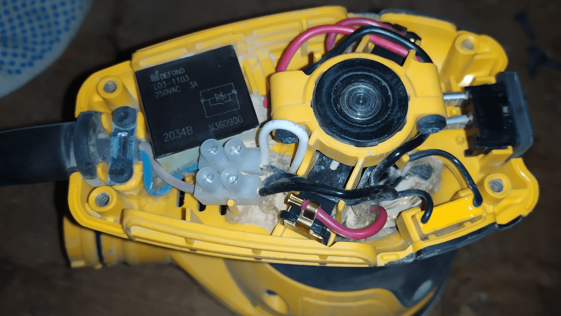 Шлифмашина DeWALT DWE6423 со снятой крышкой: элементы электронной начинки