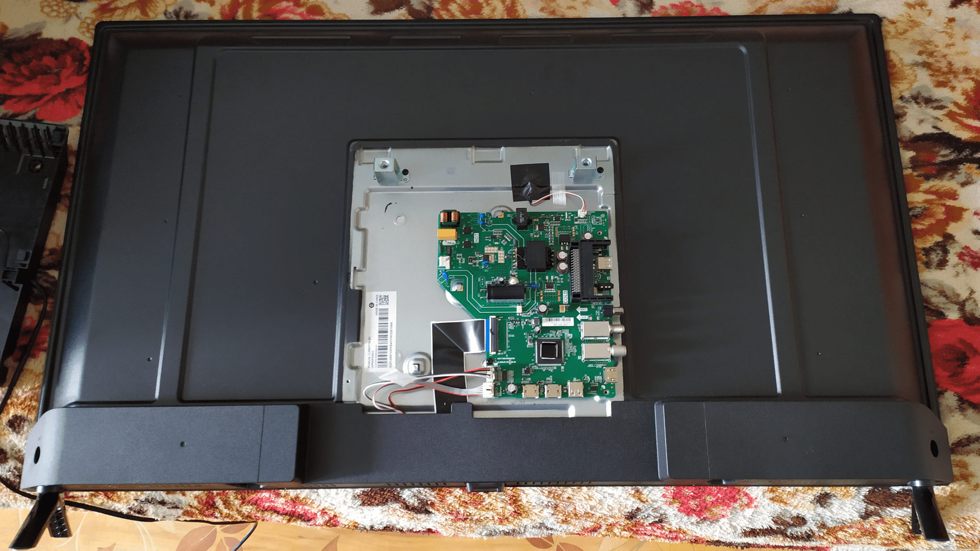 Разборка ЖК-телевизора DEXP H39E7000C.