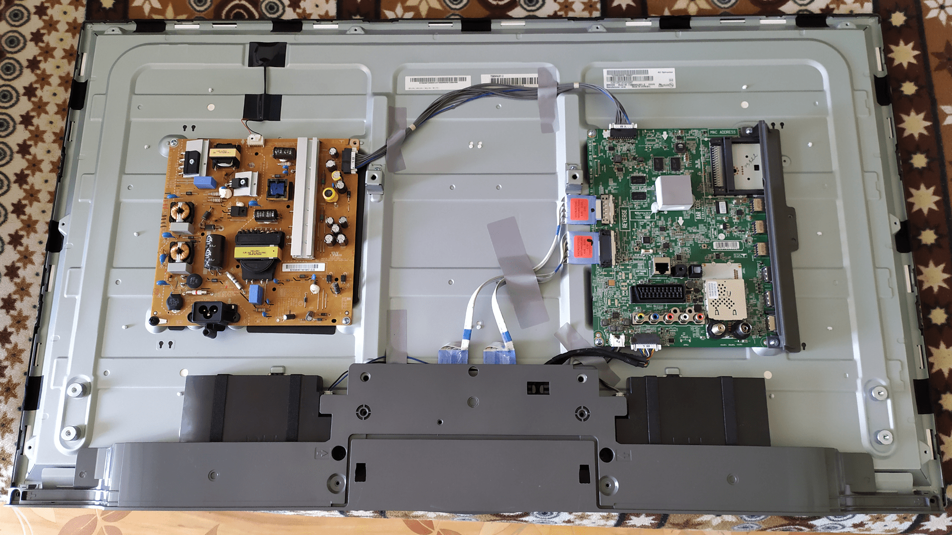 Электронная начинка LG 39LB650V. Вид со снятой задней стенкой.