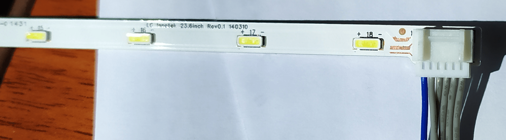 LED-подсветка с разъёмом подключения.