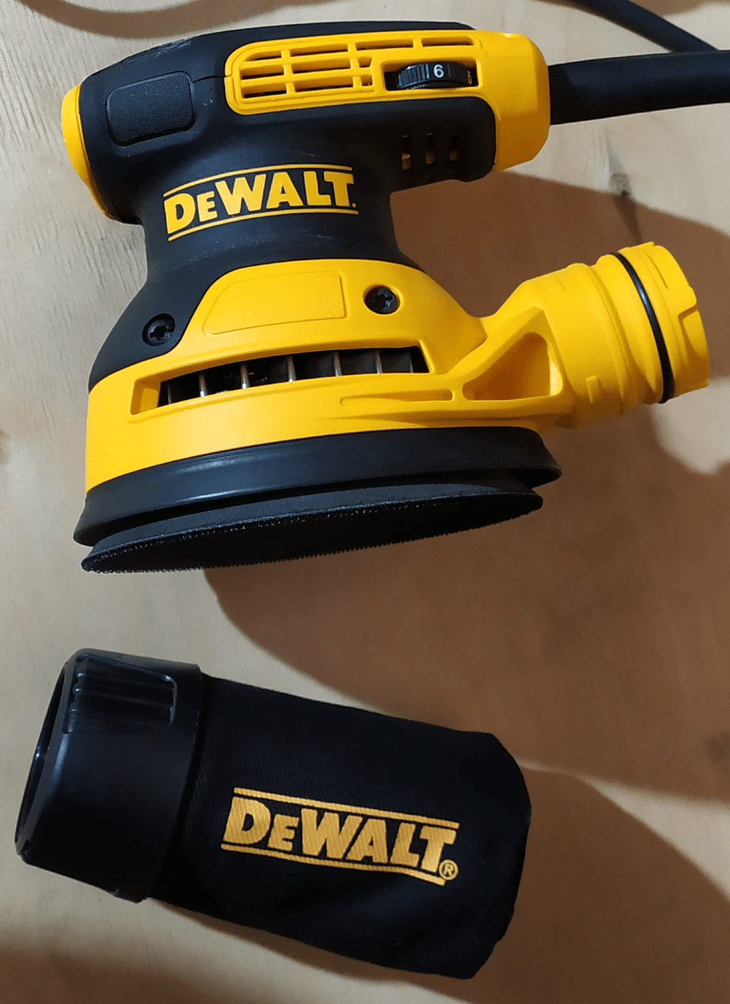 Эксцентриковая шлифмашина DeWalt DWE6423-QS. Внешний вид.