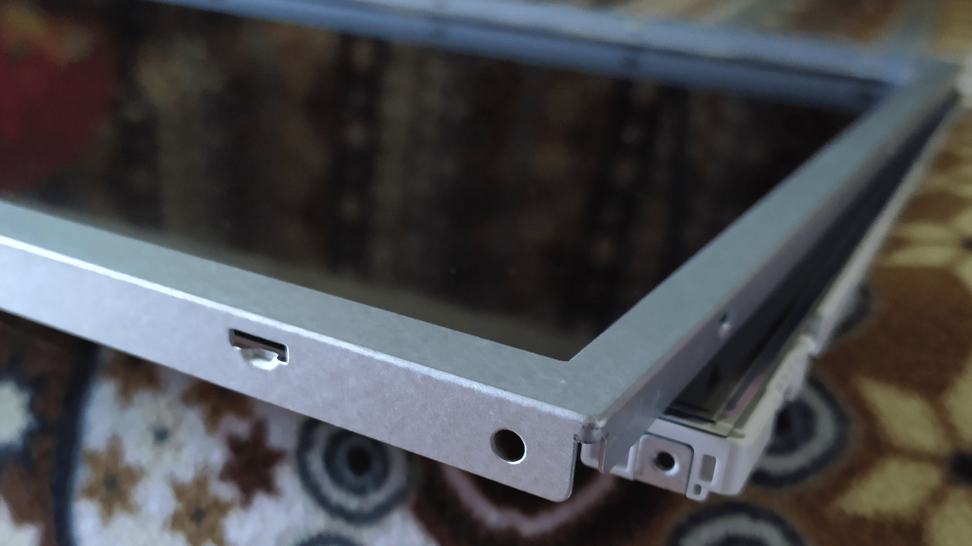 Демонтаж рамки ЖК-панели.