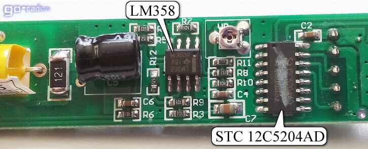 Микроконтроллер 12C5204AD и микросхема LM358 на печатной плате паяльника