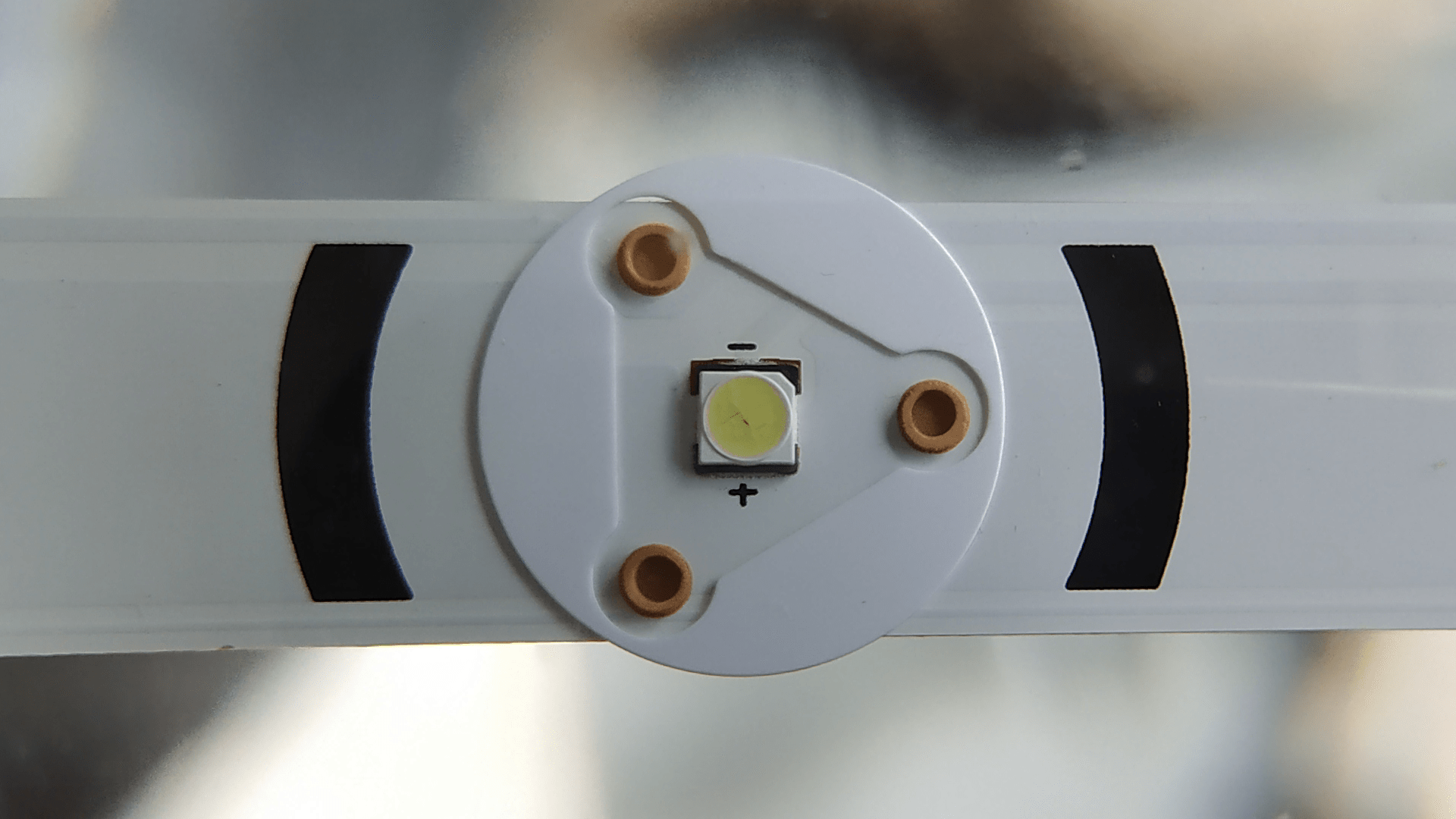 Деградация светодиода LED-подсветки.