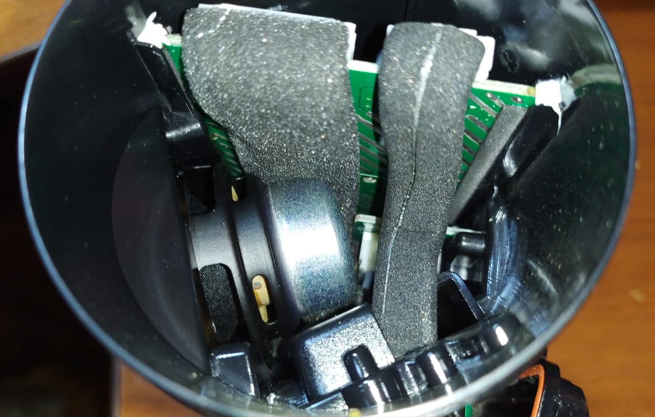 Укладка проводов внутри корпуса колонки JBL Charge 3