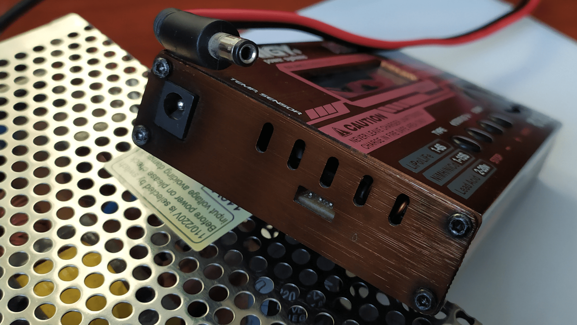 Входной разъём питания на корпусе Turnigy Accucell 6