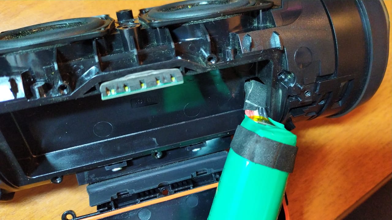 Подключение аккумулятора колонки JBL Charge 3 к узлам внутри корпуса