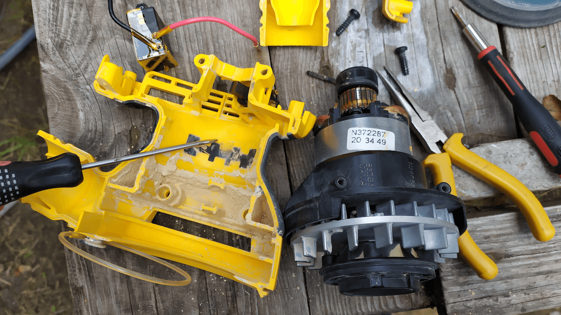 Часть корпуса-рукоятки и электродвигатель с механикой шлифмашины DeWalt DWE6423