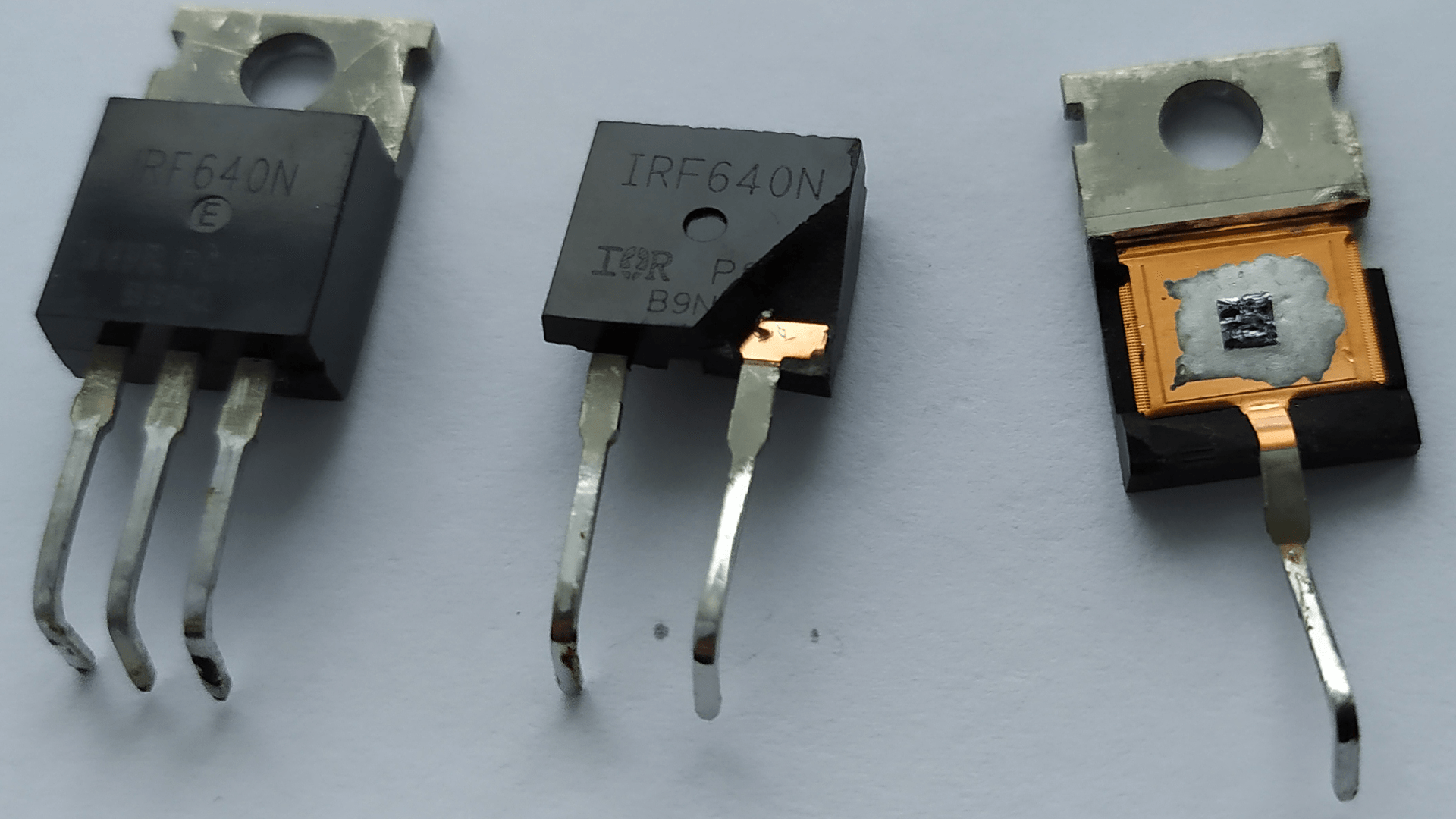 Вскрытый поддельный транзистор IRF640N.