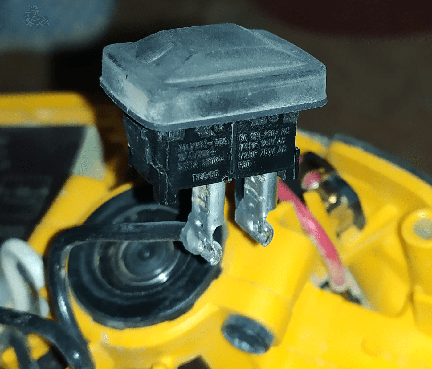 Клавишный выключатель питания шлифмашины DEWALT DWE6423-QS