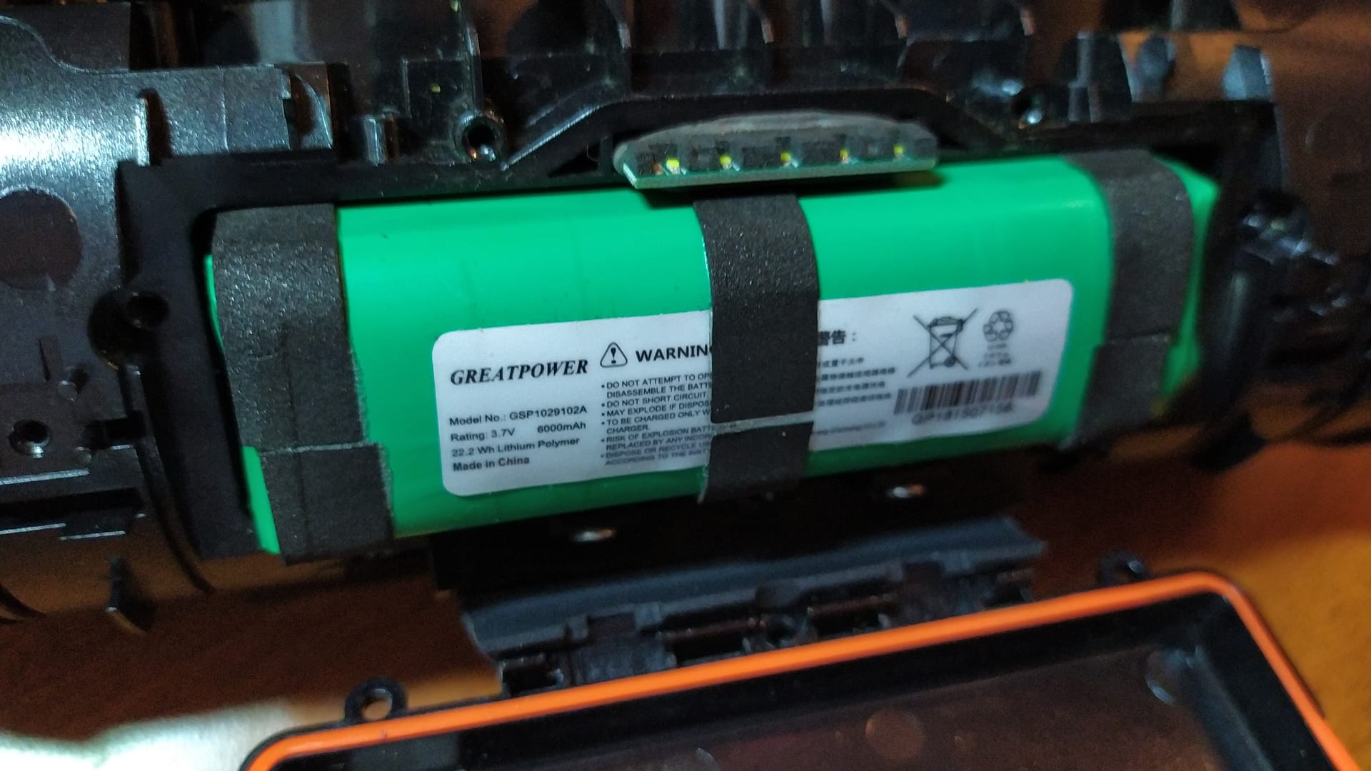Вздувшийся аккумулятор в батарейном отсеке колонки JBL Charge 3