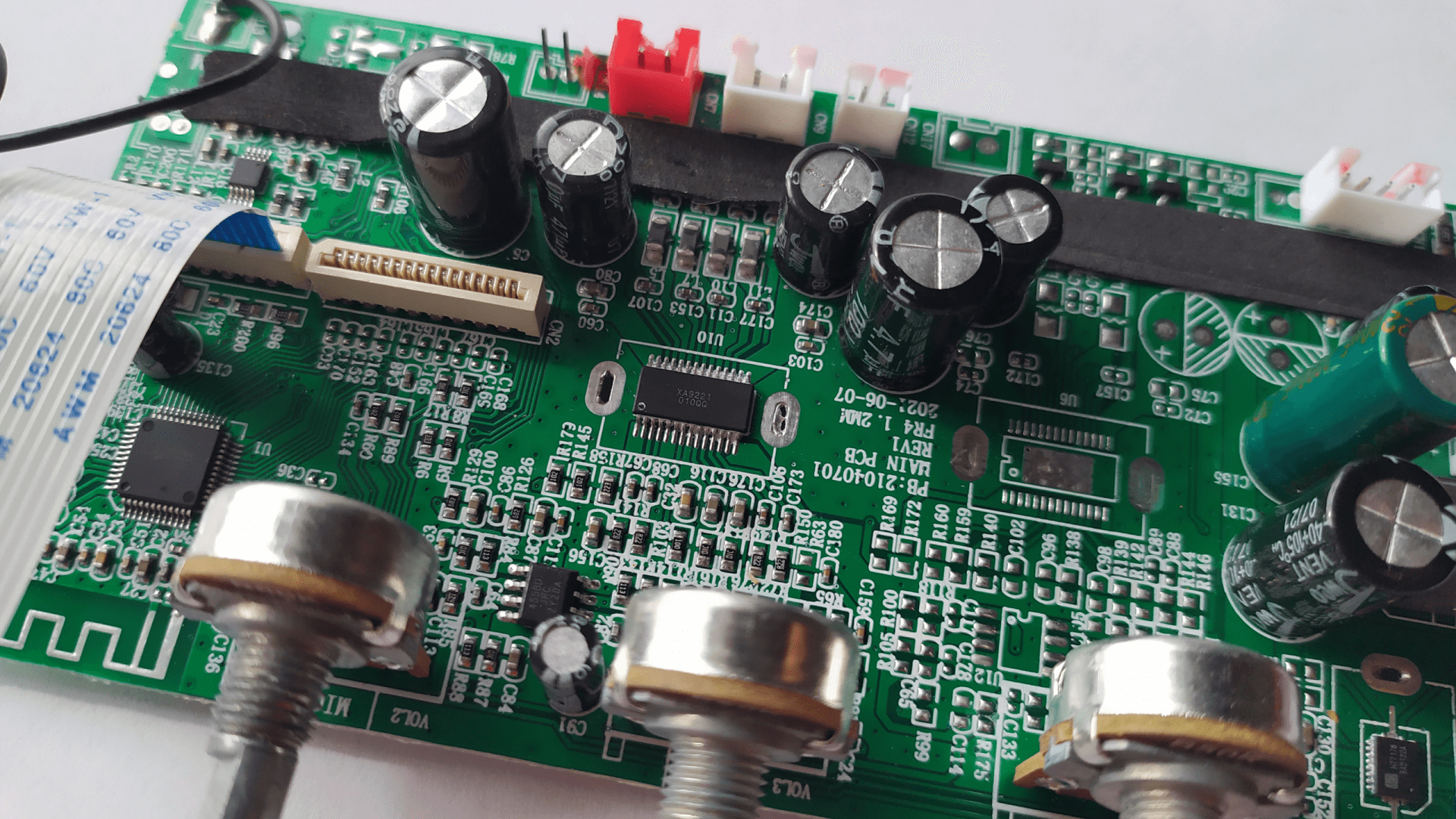 Микросхема XA9221 на плате от портативной Bluetooth-колонки SVEN PS-650